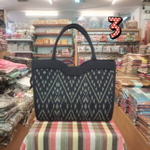 👜🧬กระเป๋าถืองานผ้าฝ้ายพิมพ์ลาย ผ้าพิมพ์ครามลายไทย ทรงเว้าตรงกลาง หรือทรงปากหยัก👜🧬 - Image 24