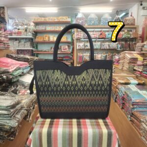 👜🧬กระเป๋าถืองานผ้าฝ้ายพิมพ์ลาย ผ้าพิมพ์ครามลายไทย ทรงเว้าตรงกลาง หรือทรงปากหยัก👜🧬 - Image 28