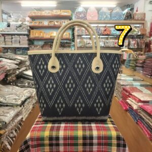 👜♨️♎กระเป๋าถือผู้หญิง รูปทรงตั้ง สายถือหนัง เจาะห่วงตาไก่ มีซิป - Image 16