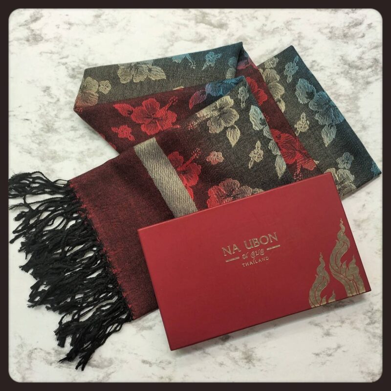 ผ้าพันคอ ผ้าคลุมไหล่ Pashmina ผ้าแคชเมียร์ ดอกชบาไล่สี ชายผ้าสีพื้น