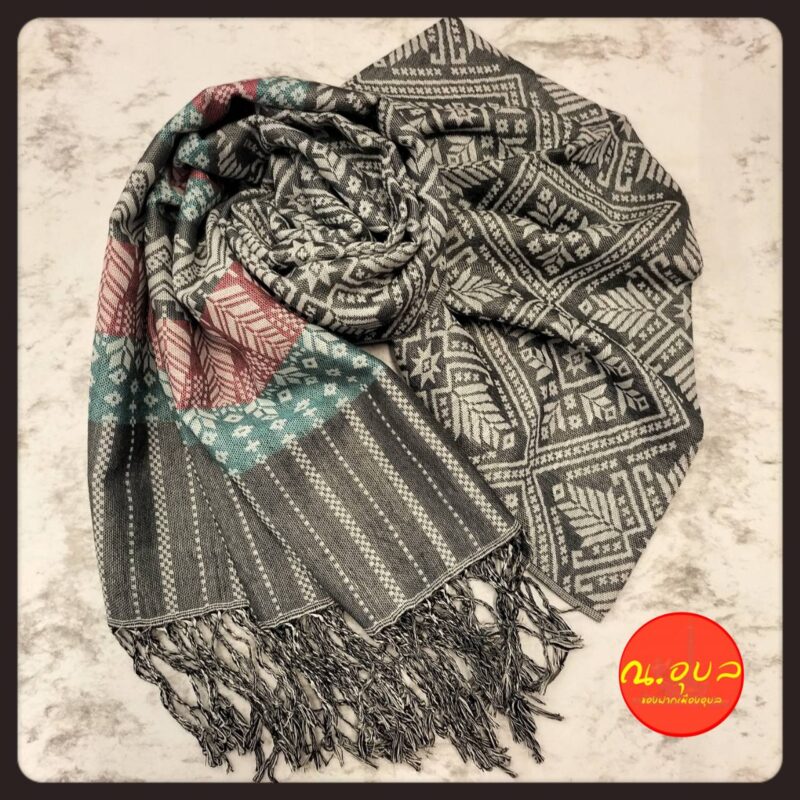 ผ้าพันคอฝ้าย Pashmina ลายไทยยกดอกสามเหลี่ยม ชายผ้าแต่งพู่โทนดำ-ขาว สินค้าไม่ได้แพคใส่กล่อง แพคเกจถุง